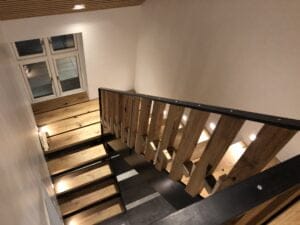 Moderne trappe med trætrin og lys