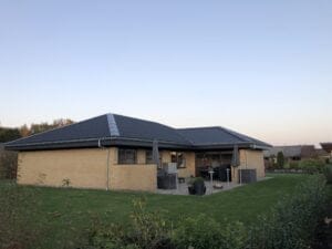 Enkelt etplanshus med terrasse og have