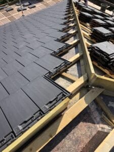 Montering af sorte tagsten på tagkonstruktion