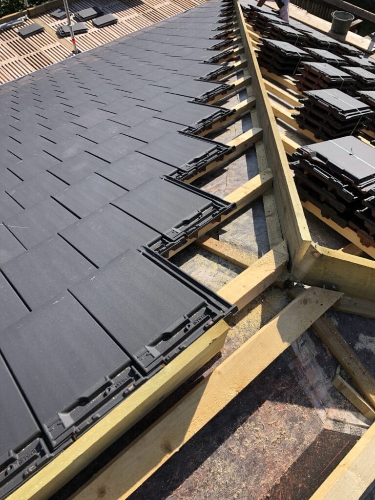 Montering af sorte tagsten på tagkonstruktion