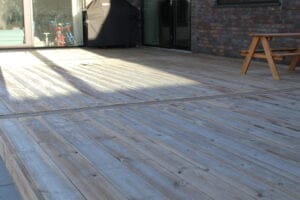 Nyt trædæk på solrig terrasse